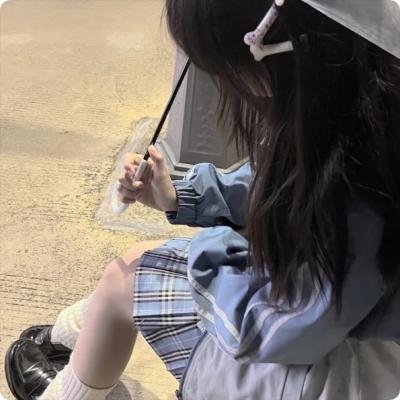 随盲柳入眠的女人
